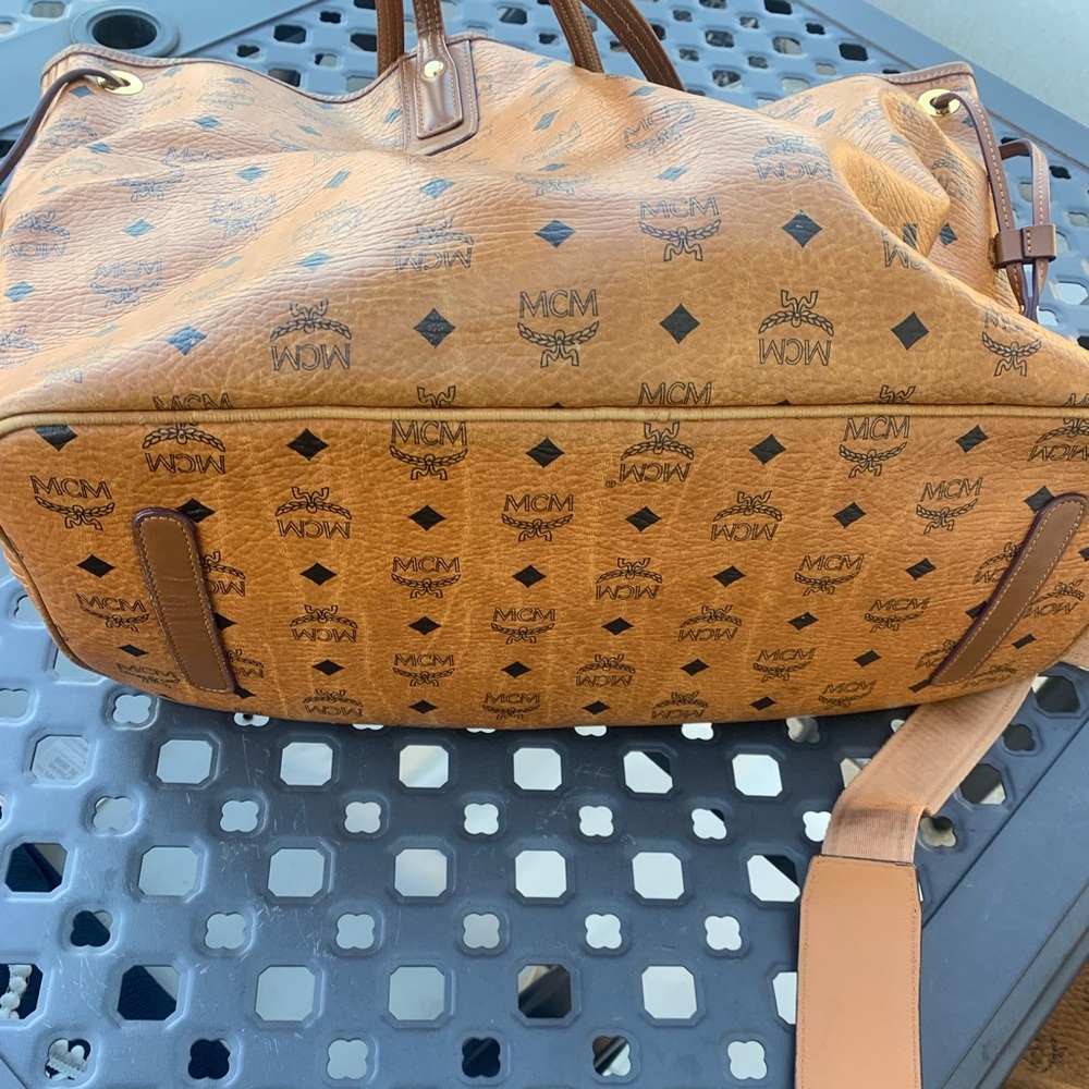 MCM tote - Picture 3 of 4